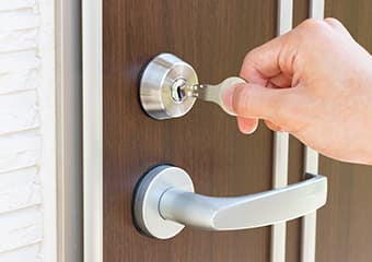 玄関ドアの鍵交換