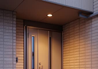 玄関ポーチの照明取り付け
