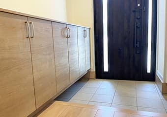 玄関や洗面所への収納棚の取り付け