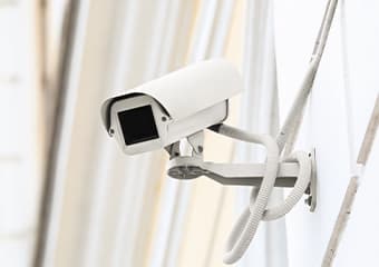 防犯カメラやセンサーライトの設置